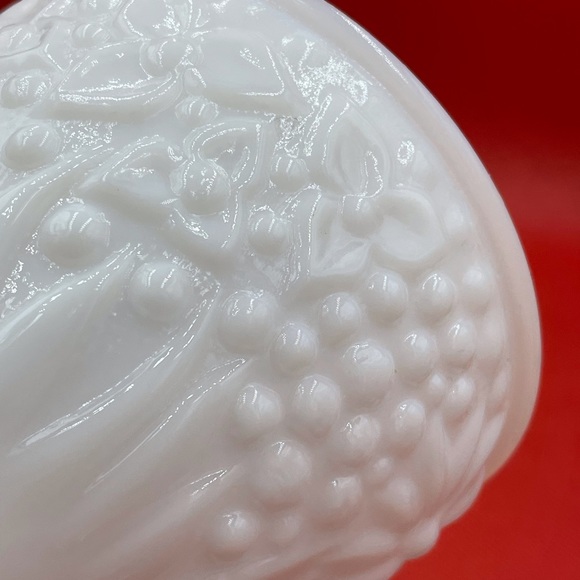 🍬Vintage Avon Pedestal Milk Glass Candy/ Trinket Dish With Lid - Picture 3 of 7